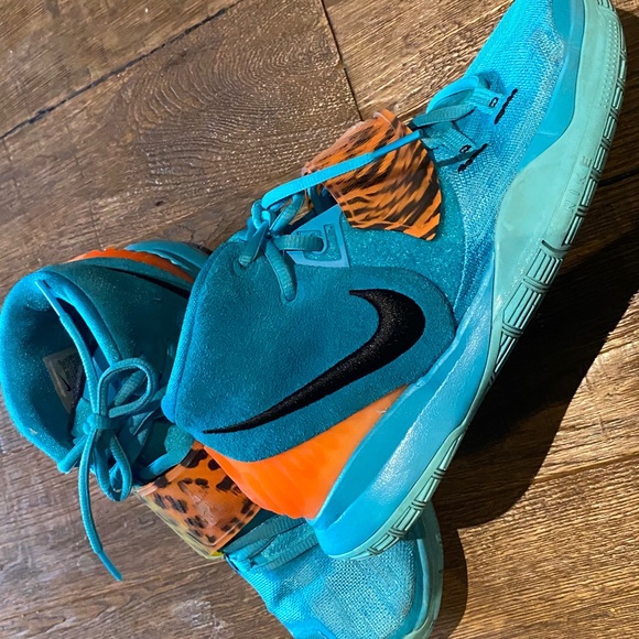 Nike Kyrie basketball shoe - Picture 3 of 4